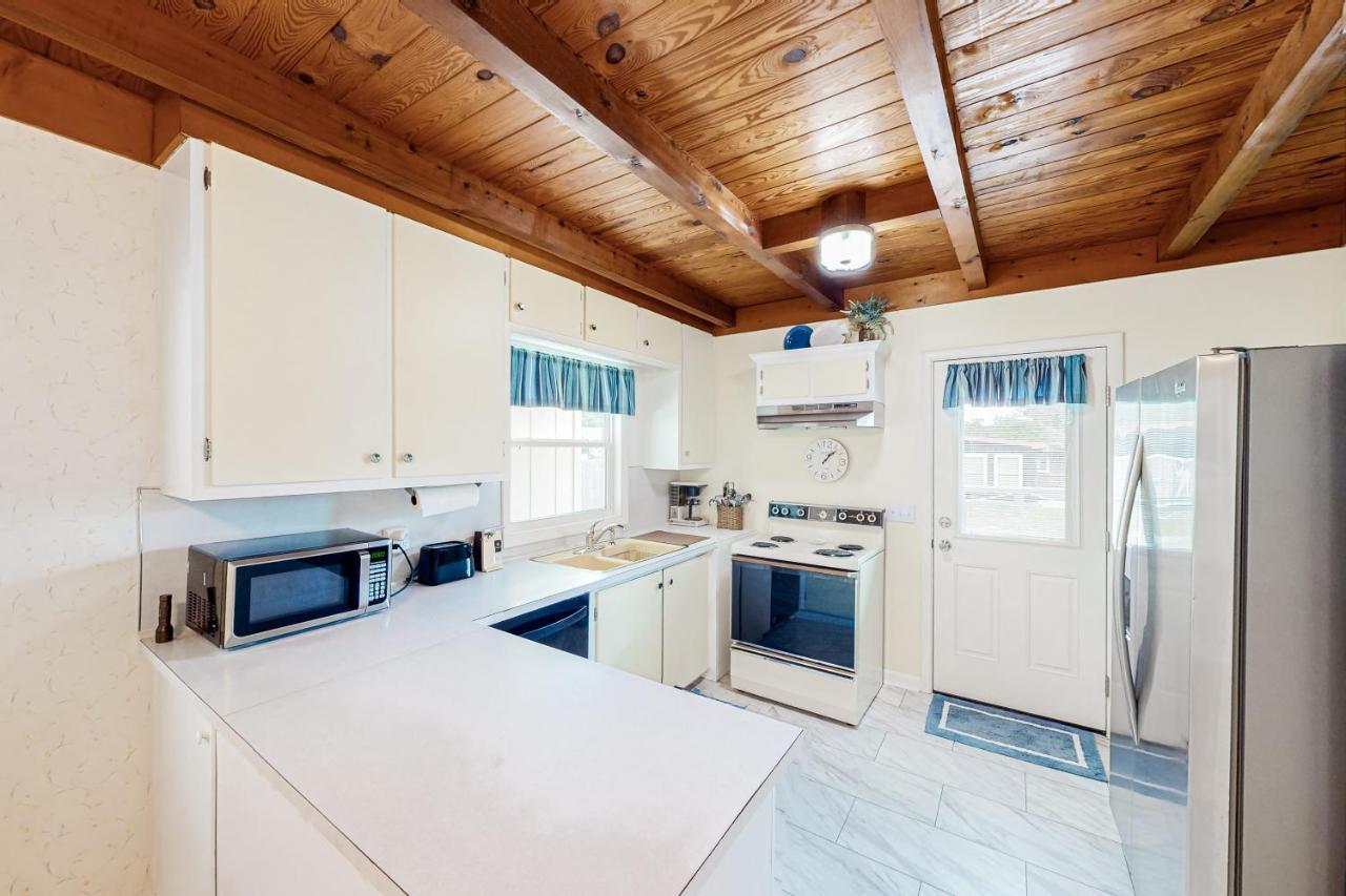 Ginny'S Coastal Cottage Oak Island Bagian luar foto
